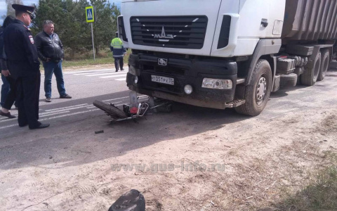 Во Владимирской области подросток на мопеде влетел в грузовик