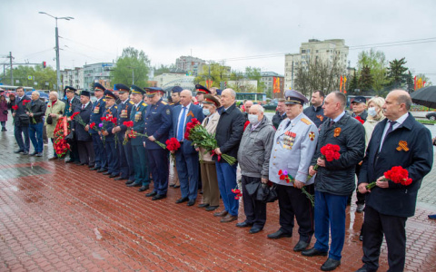 Во Владимире состоялось возложение цветов к мемориалу павших солдат