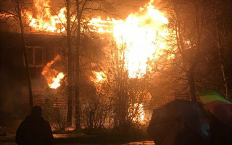 Спасатели сразу после салюта в Коврове отправились на тушение пожара в доме