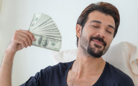 Гороскоп на 12 мая: представителям этих знаков Зодиака повезёт с деньгами