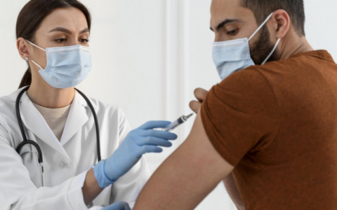 Сделавших прививку от COVID россиян хотят поощрять деньгами