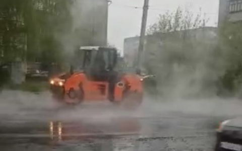 В Коврове асфальт укладывают прямо в лужи