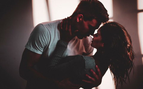 Девы окунутся в пучину страсти, а Раков ждет приятный вечер: гороскоп на 16 мая