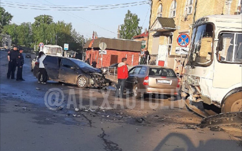 В Александрове столкнулись пассажирский автобус и 2 иномарки
