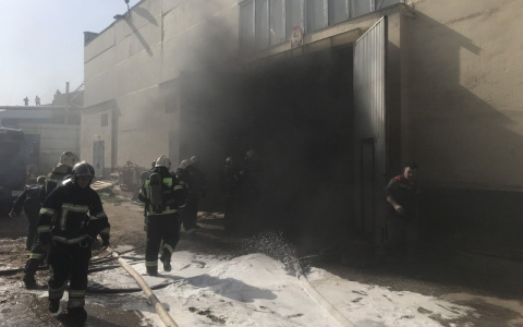 Серьёзный пожар во Владимире: в промзоне горела ёмкость с маслом