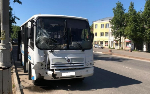 В Коврове пассажирский автобус врезался в столб