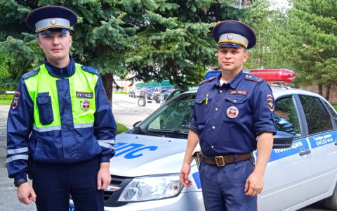 Полицейские спасли мужчину от гибели в собственной машине