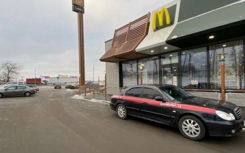 Из-за рекламной наклейки на авто владимирца лишили водительских прав