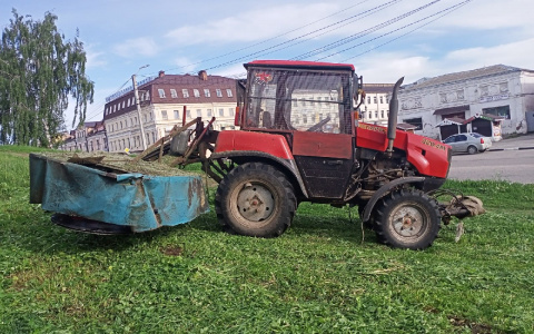 На древний вал в Юрьев-Польском загнали трактор для покоса травы