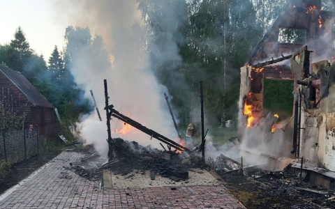 Ночью в Александровском районе сгорела дача