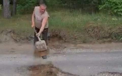 Мужчина из Киржача закидывал глубокие дорожные ямы землёй