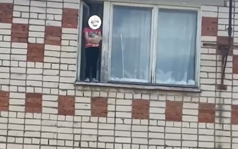 В Коврове девочка стояла на карнизе открытого окна на пятом этаже