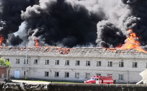 В Гусь-Хрустальном крупный пожар: сгорела крыша столовой