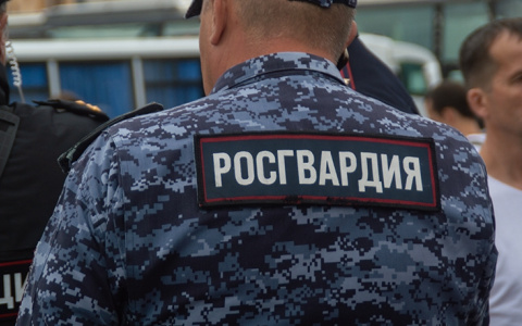 Во Владимирской области экс-росгвардеец бросил мужчину на крыльцо магазина и избил лежачего