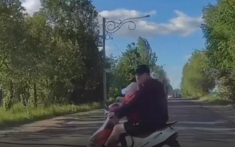 В Александровском районе скутерист с ребенком чудом не погиб под колесами легковушки