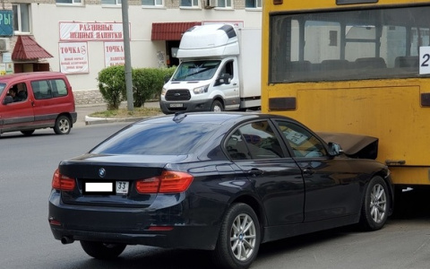 Во Владимире автоледи на иномарке влетела в автобус