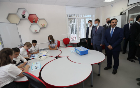 Владимир Сипягин вместе с послом Катара подарили киржачским школьникам компьютеры