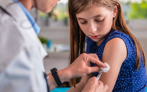 Вакцину "ЭпиВакКорона" собираются испытать на подростках
