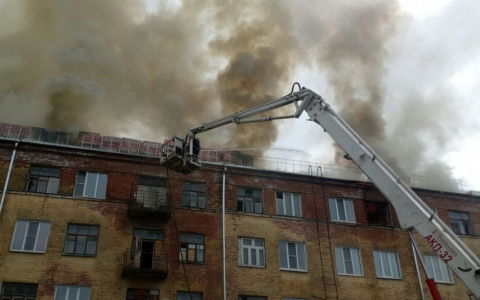 Сейчас в Коврове тушат крупный пожар в четырёхэтажном жилом доме
