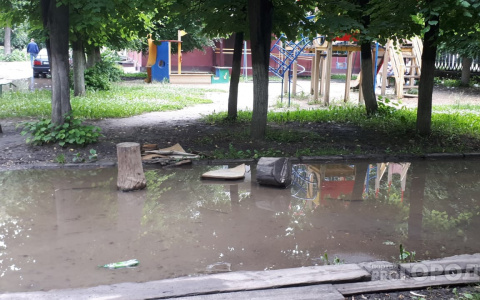 В администрации ответили жителям затопленного двора на Горького