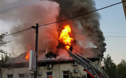 Пожарные более часа тушили возгорание в центре Владимира