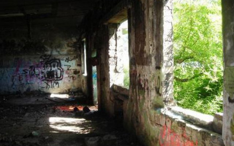 Во Владимире с заброшенного здания упал мальчик