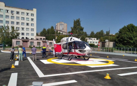 С вертолётной площадки в Добром экстренно эвакуировали подростка в клинику Рошаля