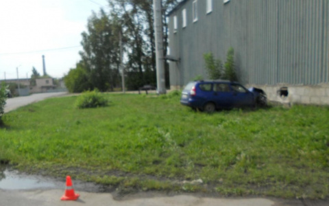 Необычное ДТП в Муроме: автомобиль врезался в станцию техобслуживания