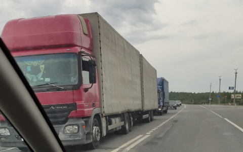 Грузовик снёс П-образную опору на дороге в районе станции Колокша