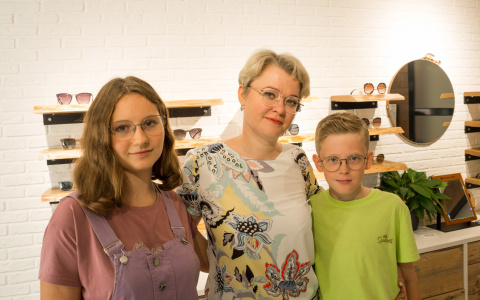 «Дочь просится к косметологу, сын — в барбершоп»: как живется маме современных школьников