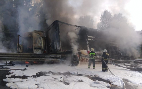 На трассе М-7 в Петушинском районе дотла сгорел большегруз