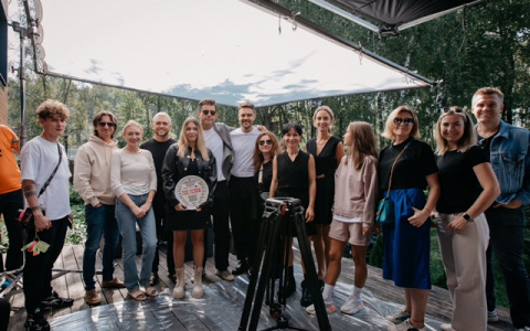 more.tv при участии Wink экранизирует «The Телки» Сергея Минаева со звездным актерским составом