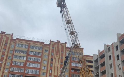 В Александрове строительный кран чуть не упал на девятиэтажку