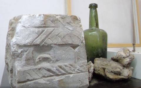 Отрез ткани, мужская обувь, челюсть животного - удивительные находки 17 века