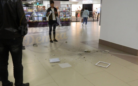 В Коврове в рабочее время рухнул потолок в торговом центре