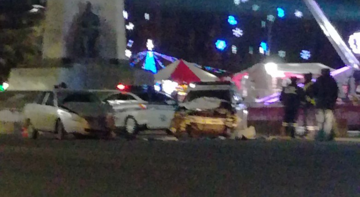 В центре Владимира на Новогодней ярмарке случилась авария с автомобилем ДПС