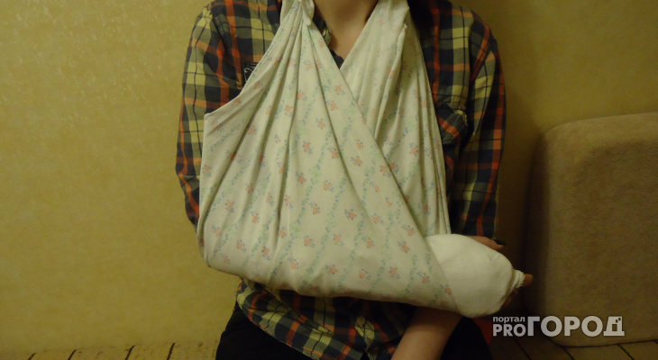 Из-за плохого покрытия девушка повредила руку на катке в центре Владимира