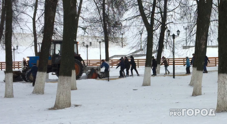 На катке в центре Владимира дети устроили погоню за трактором