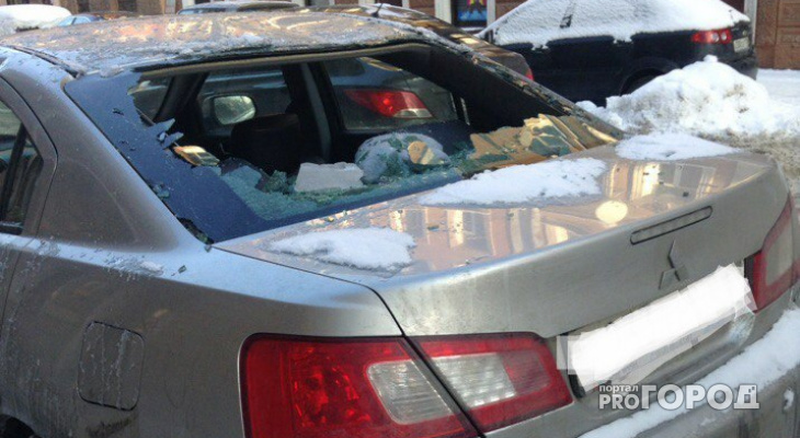 Во Владимире сосулька вдребезги разбила стекло автомобиля