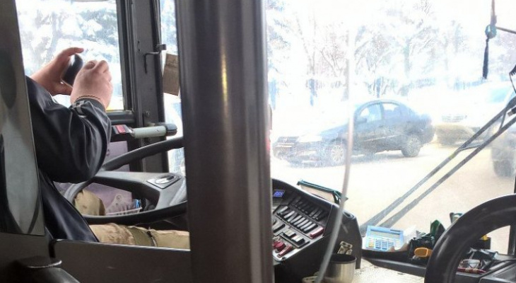 Владимирского водителя автобуса застали за селфи на рабочем месте