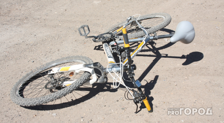Двое подростков на велосипедах попали под колеса внедорожника
