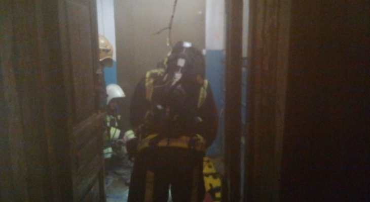 Пожарным удалось спасти двух человек при пожаре в Перекопском городке