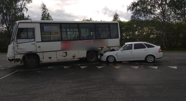 Под Владимиром рейсовый автобус столкнулся с легковушкой и фургоном