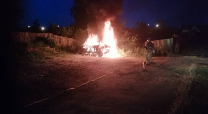 Ночью во Владимирской области полыхали два автомобиля