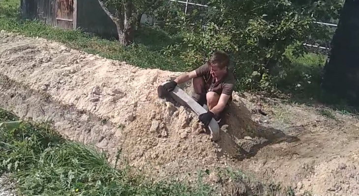 Лопата дренажная траншейная. Копка траншей для водопровода. Копка траншеи вручную. Обвал траншеи. Экскаватор копает котлован.