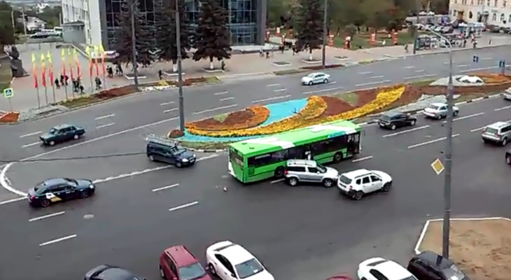 Автобус не поделил дорогу с легковым автомобилем в центре Владимира