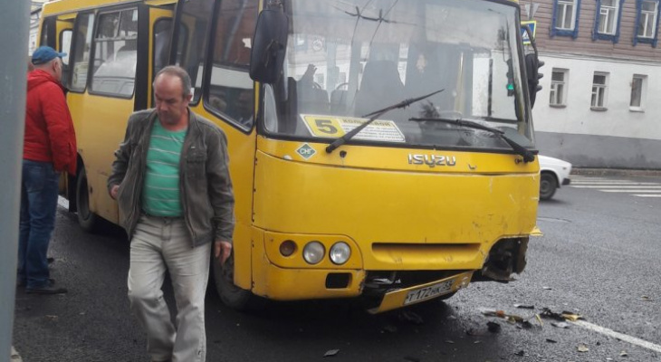 На Гагарина легковушка столкнулась с автобусом, есть пострадавшие
