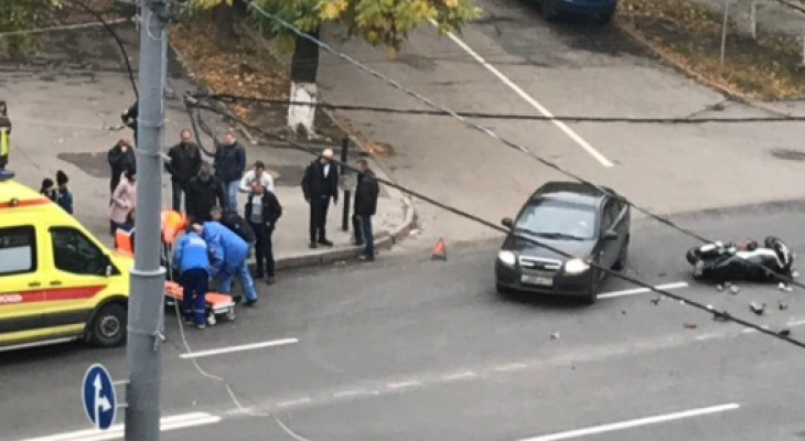 У Красного Креста мотоциклист пострадал в аварии с кроссовером У Красного Креста мотоциклист пострадал в аварии с кроссовером