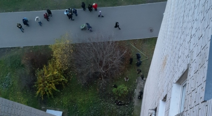 Разбился с балкона. Фото человек упал с балкона.