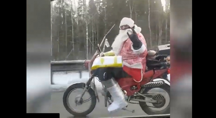 Дед Мороз был замечен во Владимирской области верхом на мотоцикле
